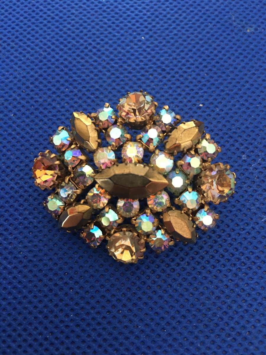 LOVELY VINTAGE BROOCH WITH STONES