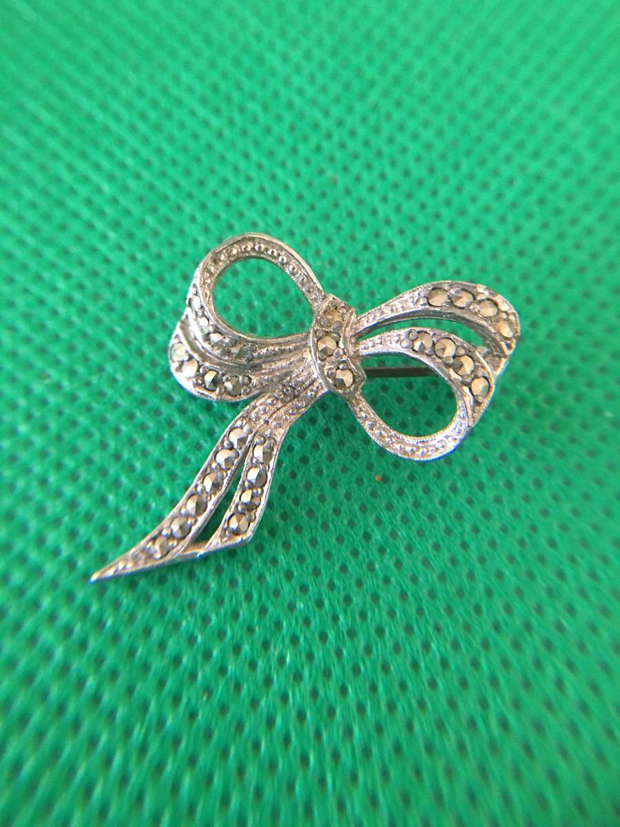 VINTAGE BROOCH  WITH STONES