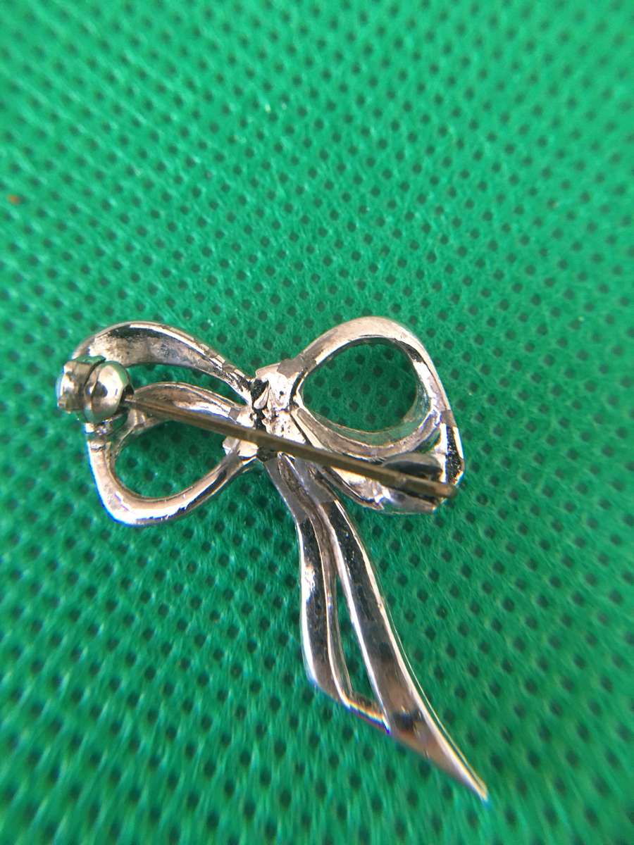 VINTAGE BROOCH  WITH STONES