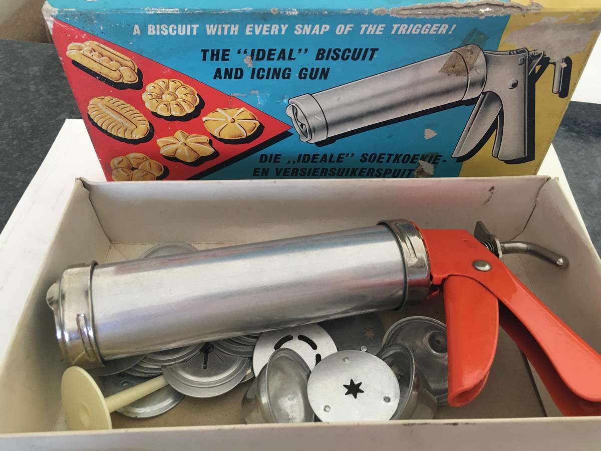 VINTAGE BISCUIT AND ICING GUN IN ORIGINAL BOX