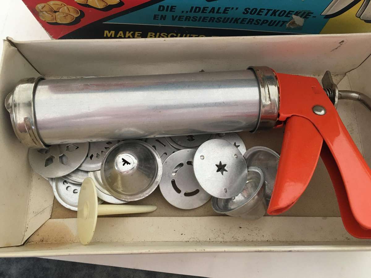 VINTAGE BISCUIT AND ICING GUN IN ORIGINAL BOX
