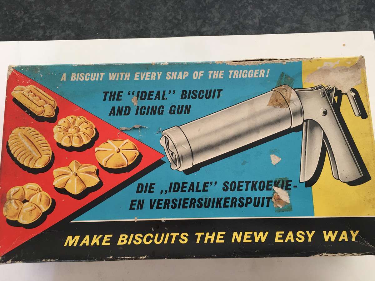 VINTAGE BISCUIT AND ICING GUN IN ORIGINAL BOX
