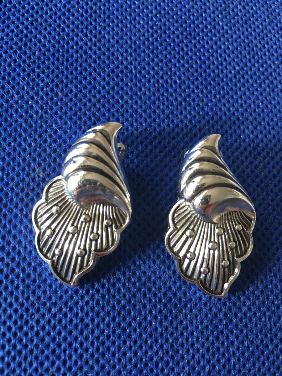 VINTAGE CLIP ON EARRINGS