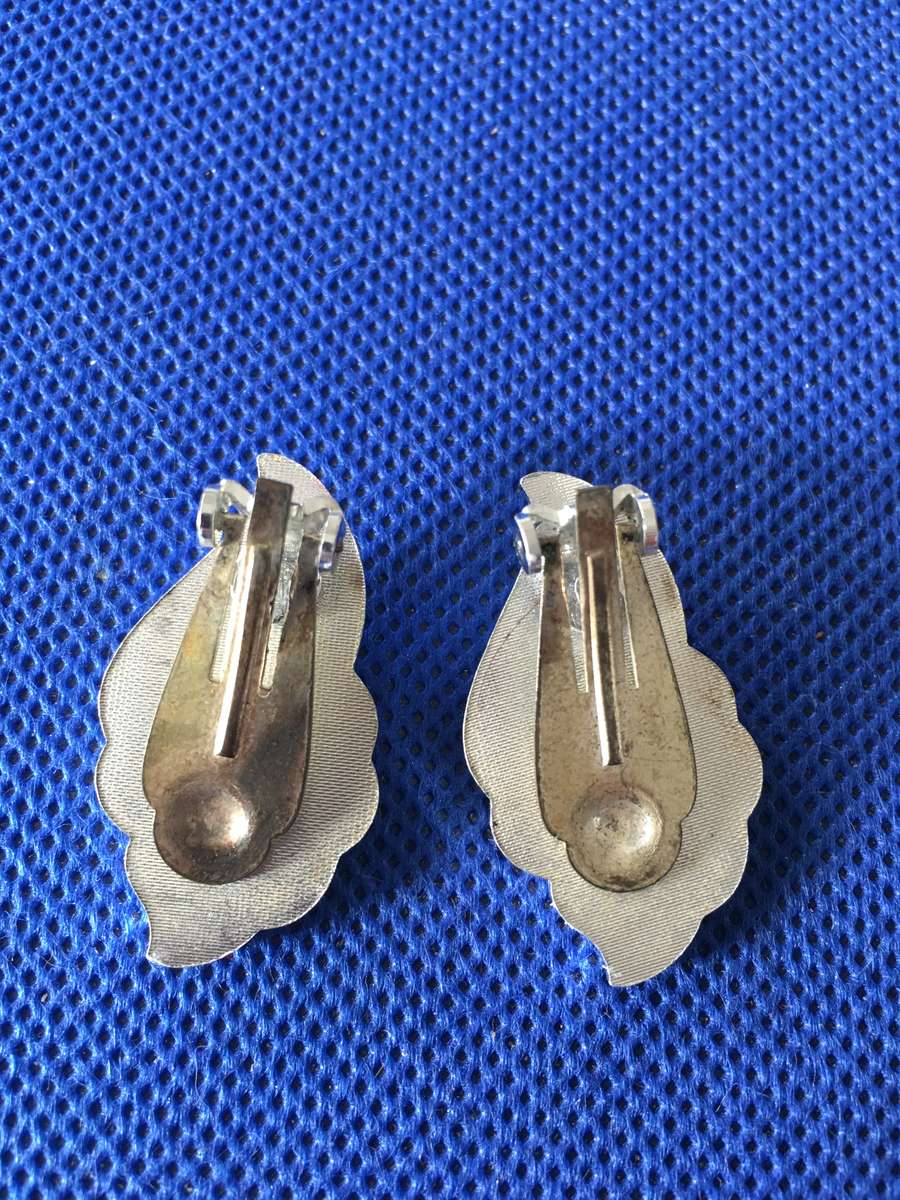 VINTAGE CLIP ON EARRINGS