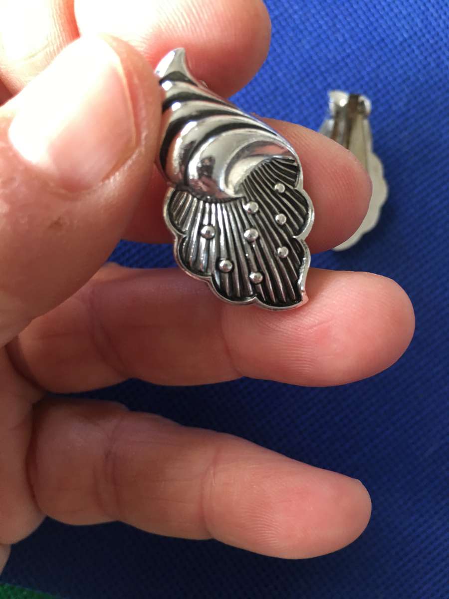 VINTAGE CLIP ON EARRINGS