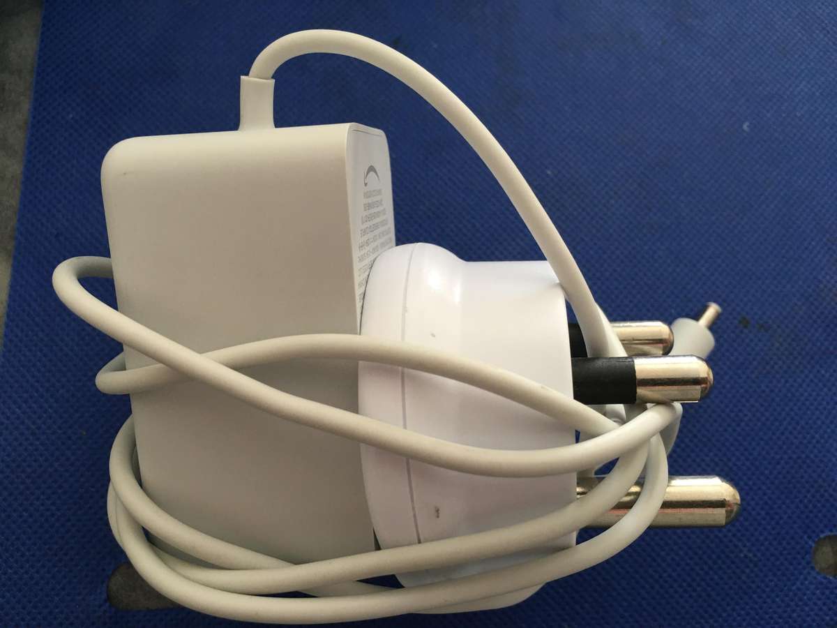 LOVELY AMAZON ECHO DOT ALEXA 5 GEN WITH ADDED ADAPTER USED ONCE