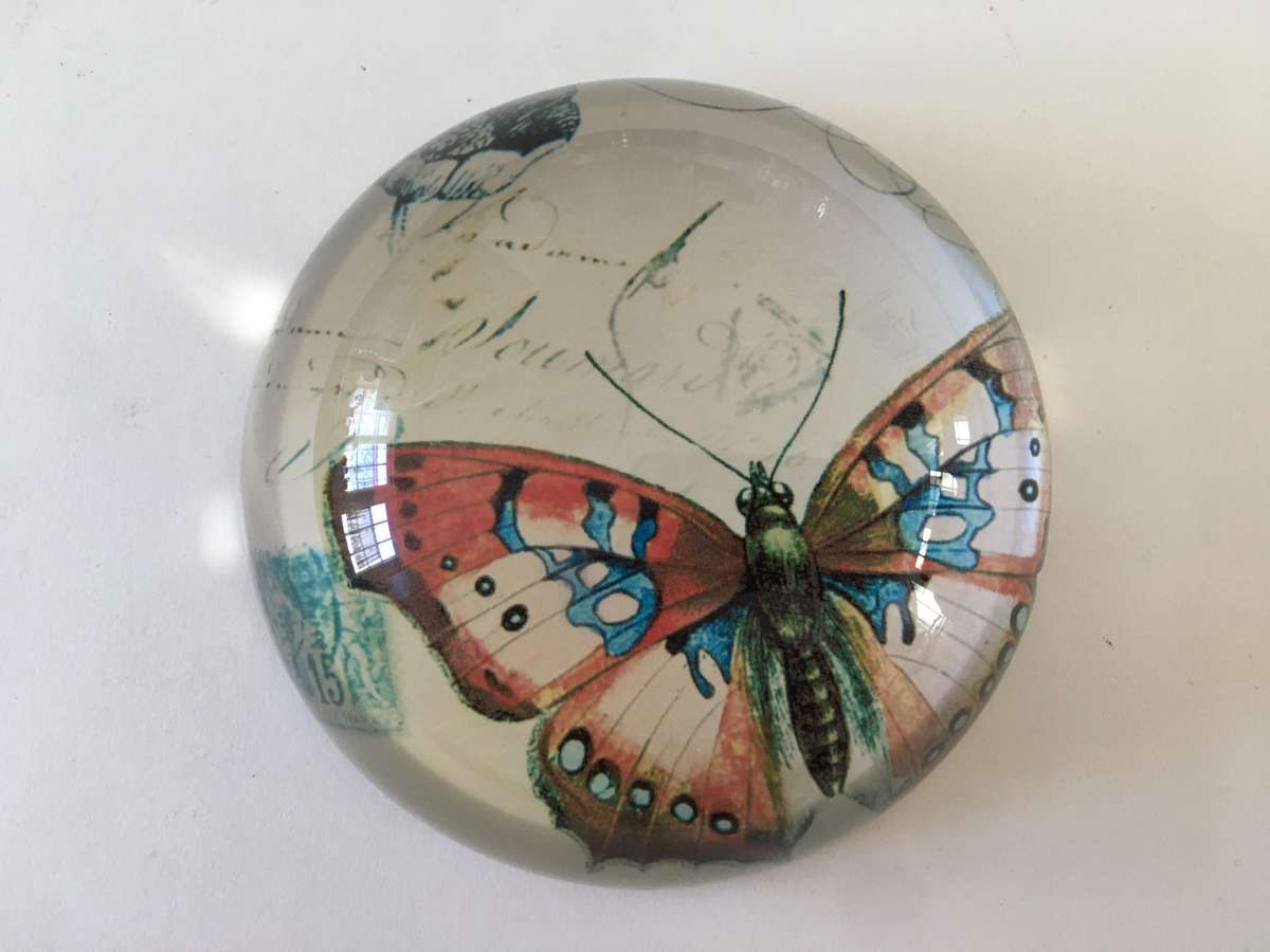 LOVELY CREATIVE 3-1/8 D CRYSTAL PAPERWEIGHT WITH BUTTERFLY