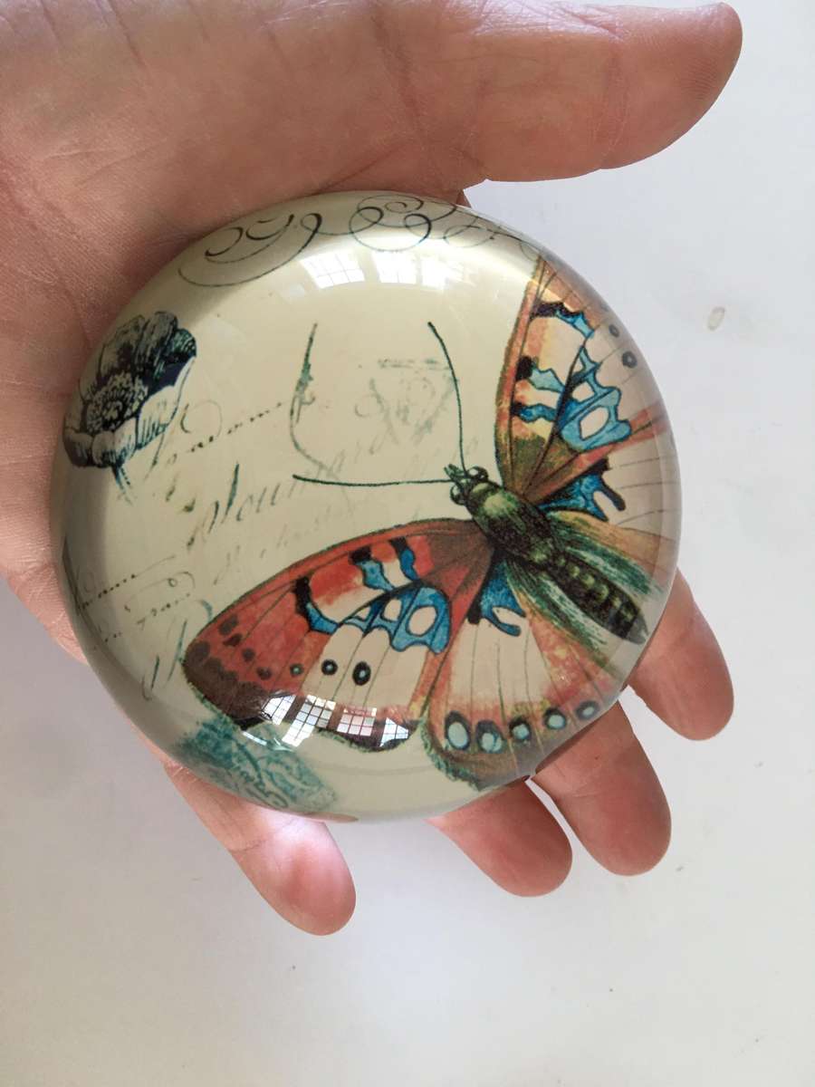 LOVELY CREATIVE 3-1/8 D CRYSTAL PAPERWEIGHT WITH BUTTERFLY