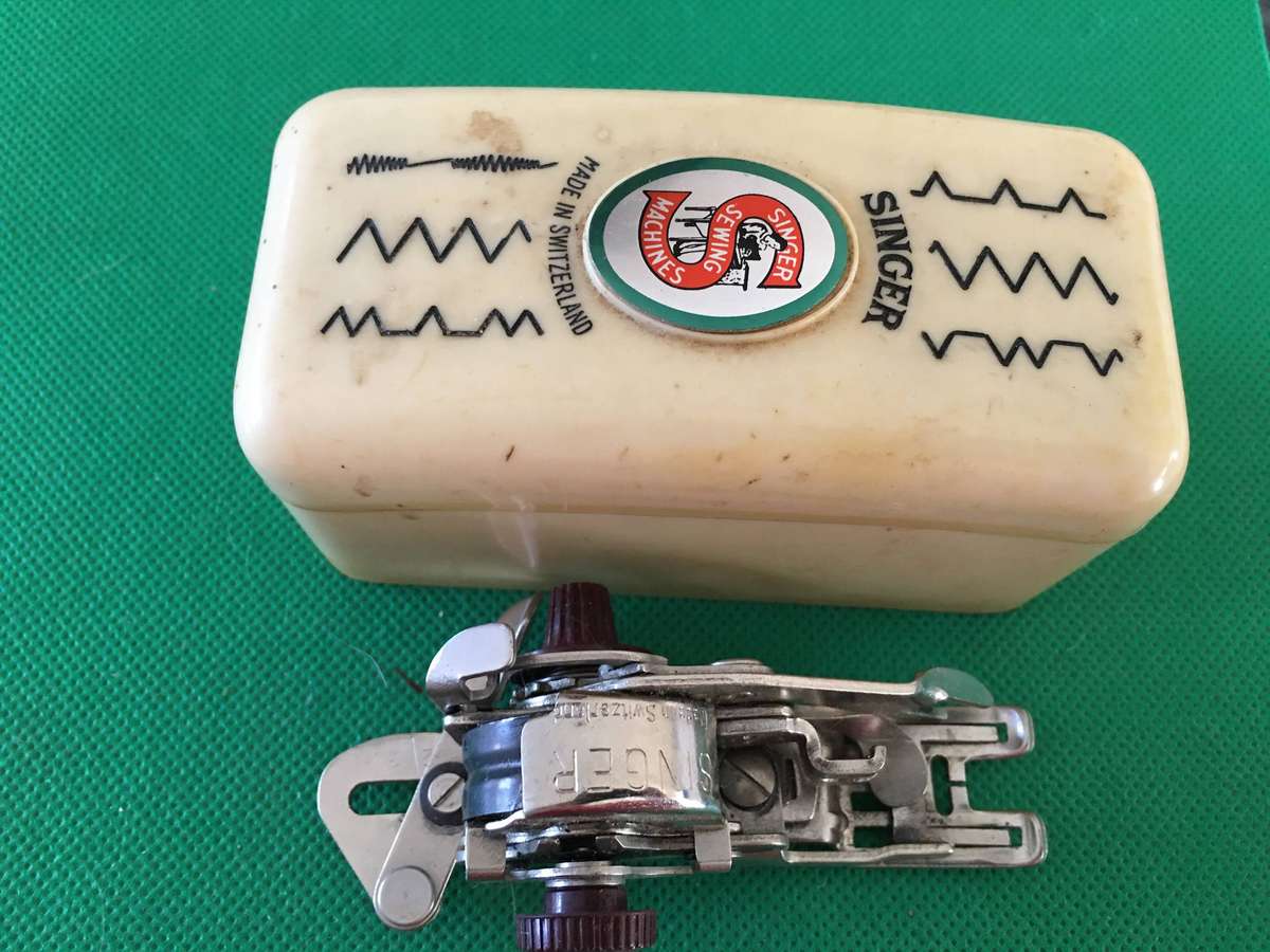 LOVELY VINTAGE SINGER SEWING MACHINE STITCH ATTACHMENT IN LOVELY SINGER BOX