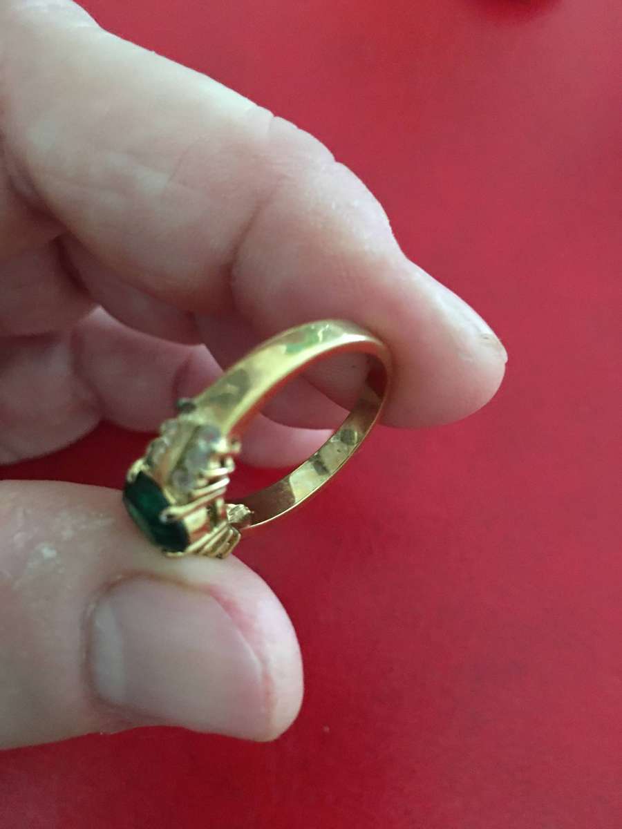 LOVELY GOLD RING WITH  STONE