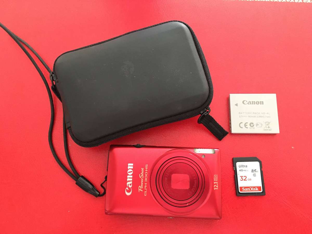 CANON  CAMERA (FAULTY) NOT WORKING CAMERA WITH SIM CARD BAG ETC NICE FOR SPARE PARTS