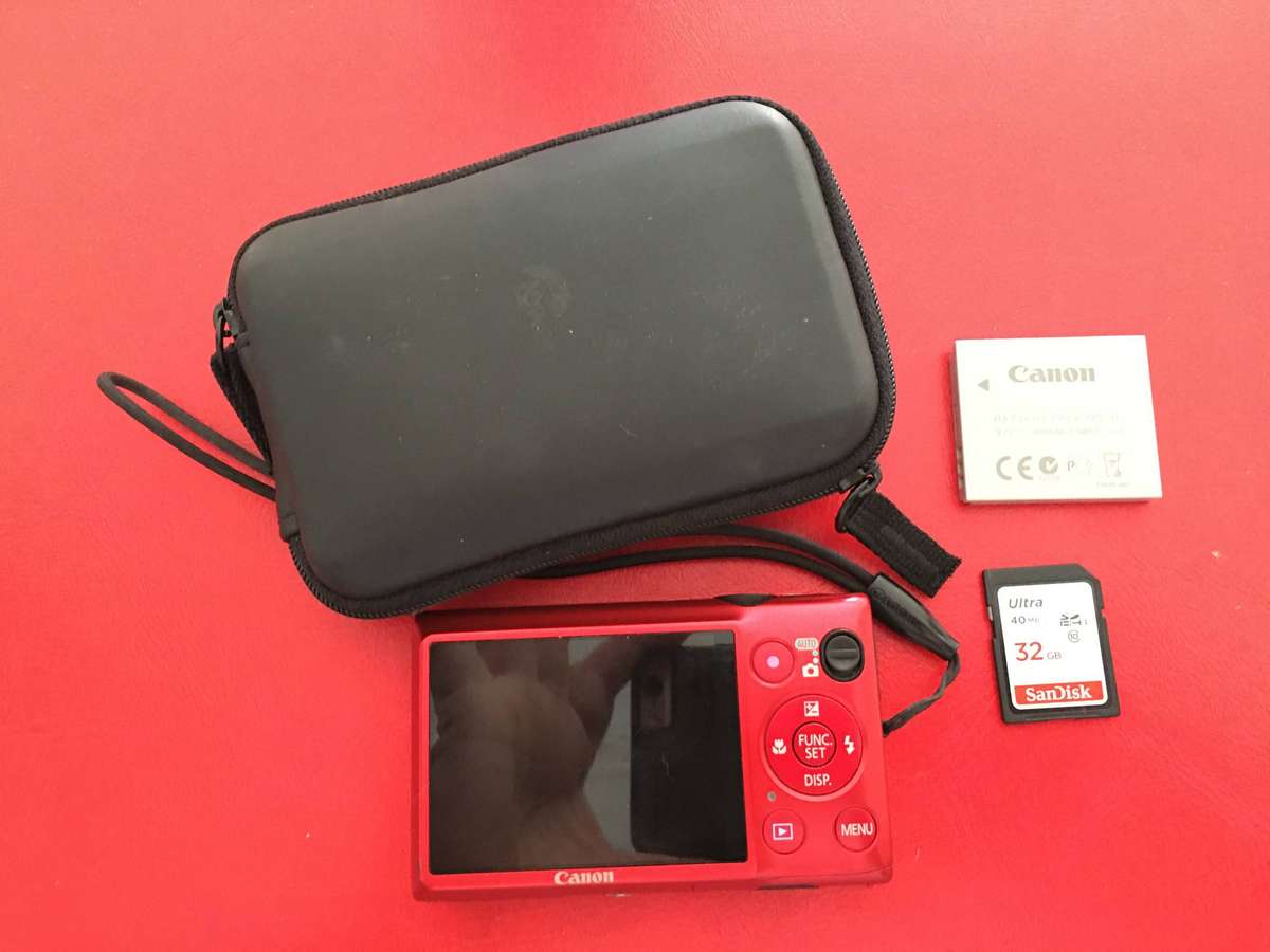 CANON  CAMERA (FAULTY) NOT WORKING CAMERA WITH SIM CARD BAG ETC NICE FOR SPARE PARTS