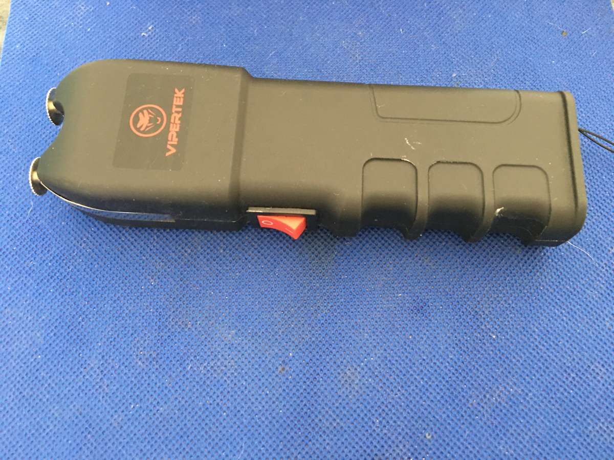 VIPERTEK STUN GUN OR TAZER TORCH ASWELL / UNIVERSAL CHARGER TOO