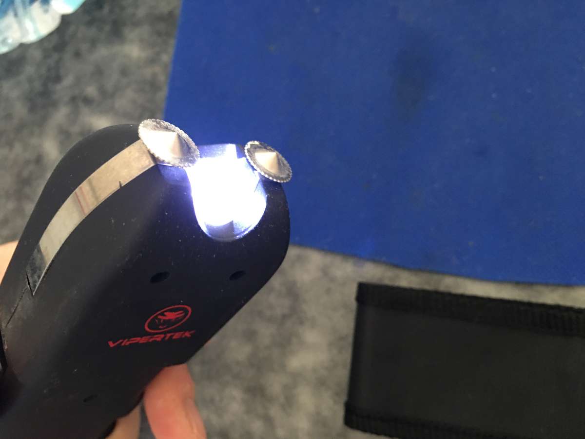 VIPERTEK STUN GUN OR TAZER TORCH ASWELL / UNIVERSAL CHARGER TOO