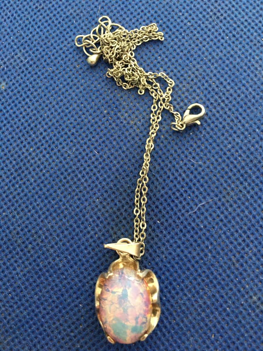 LOVELY VINTAGE GLASS NECKLACE WITH HALL MARK CHAIN - MEX925