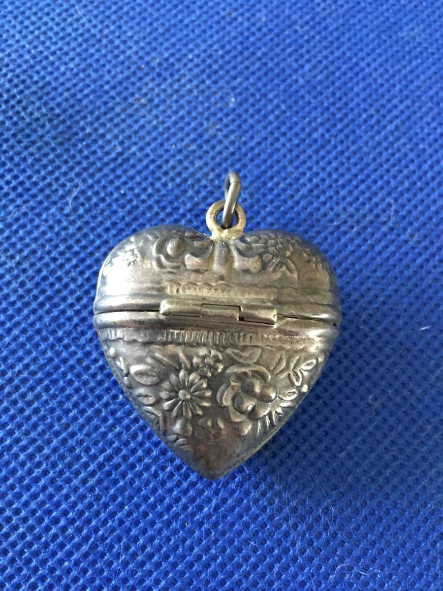 LOVELY VINTAGE  PUFFY HEART OPENS FROM THE TOP