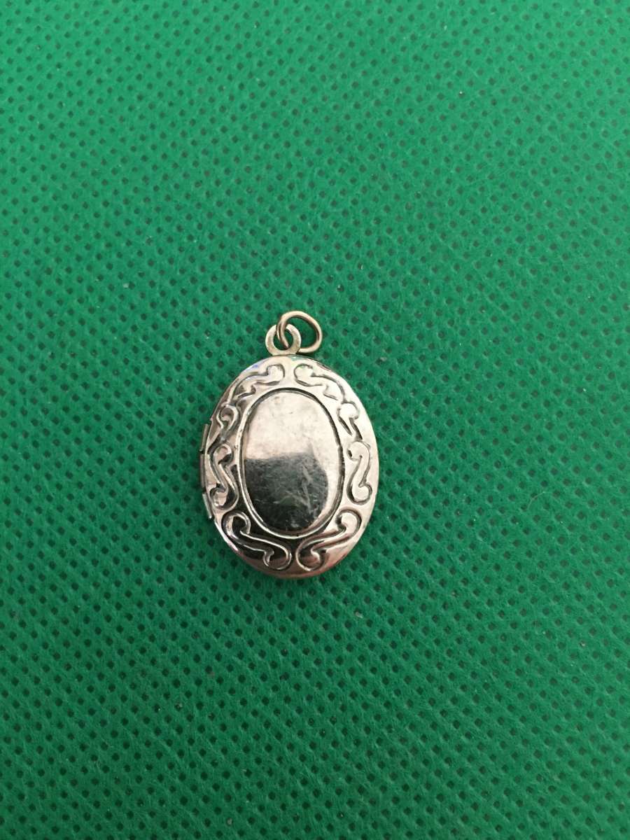 LOVELY LOCKET WHICH OPENS