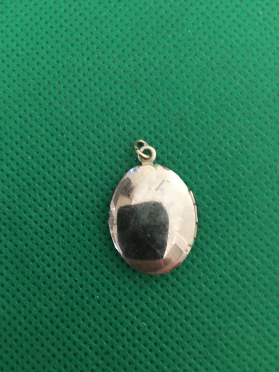 LOVELY LOCKET WHICH OPENS