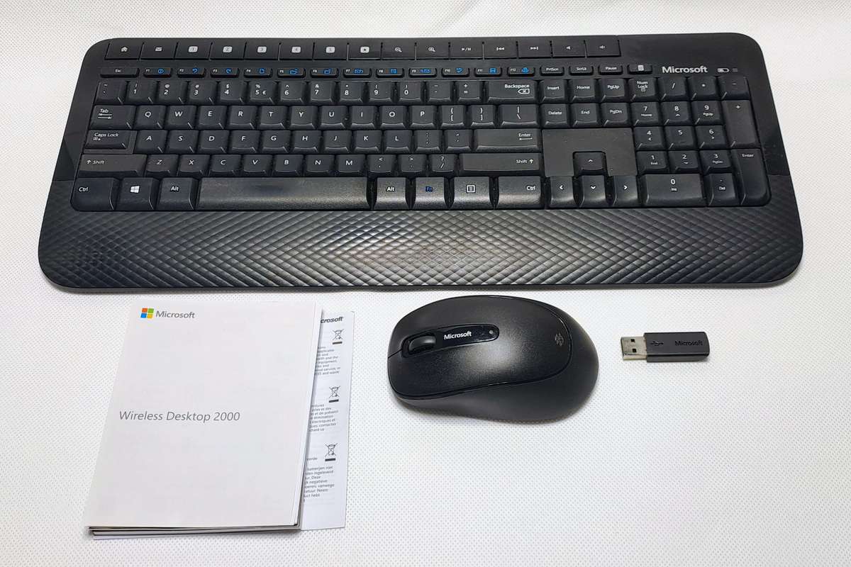 Microsoft Wireless Desktop 2000 Combo Set (M7J 00015) - Keyboard & Mouse
