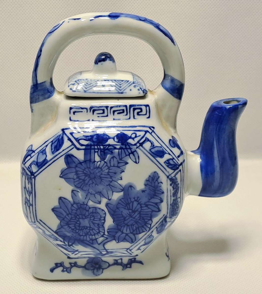 Delft-style Blue and White Decorative Porcelain Teapot (16cm)