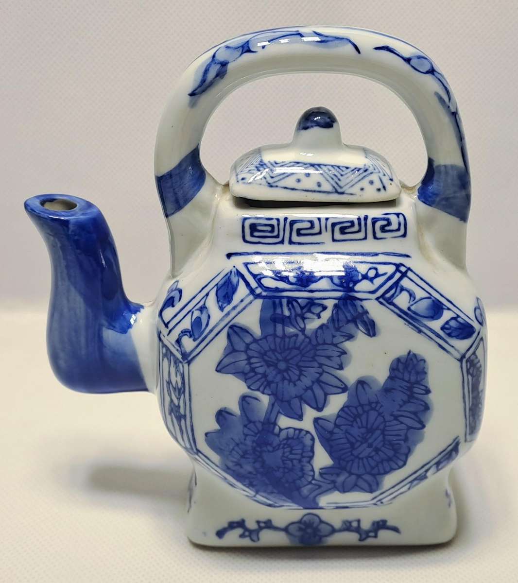 Delft-style Blue and White Decorative Porcelain Teapot (16cm)