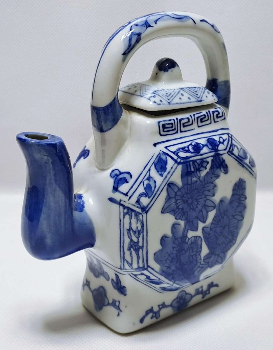 Delft-style Blue and White Decorative Porcelain Teapot (16cm)