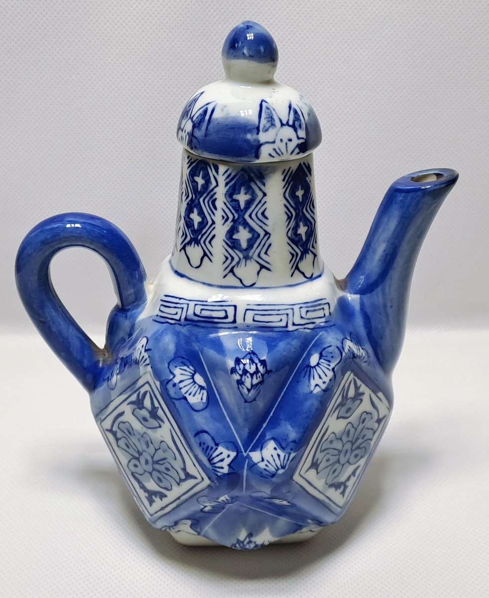 Delft-style Blue and White Decorative Porcelain Teapot (18cm)