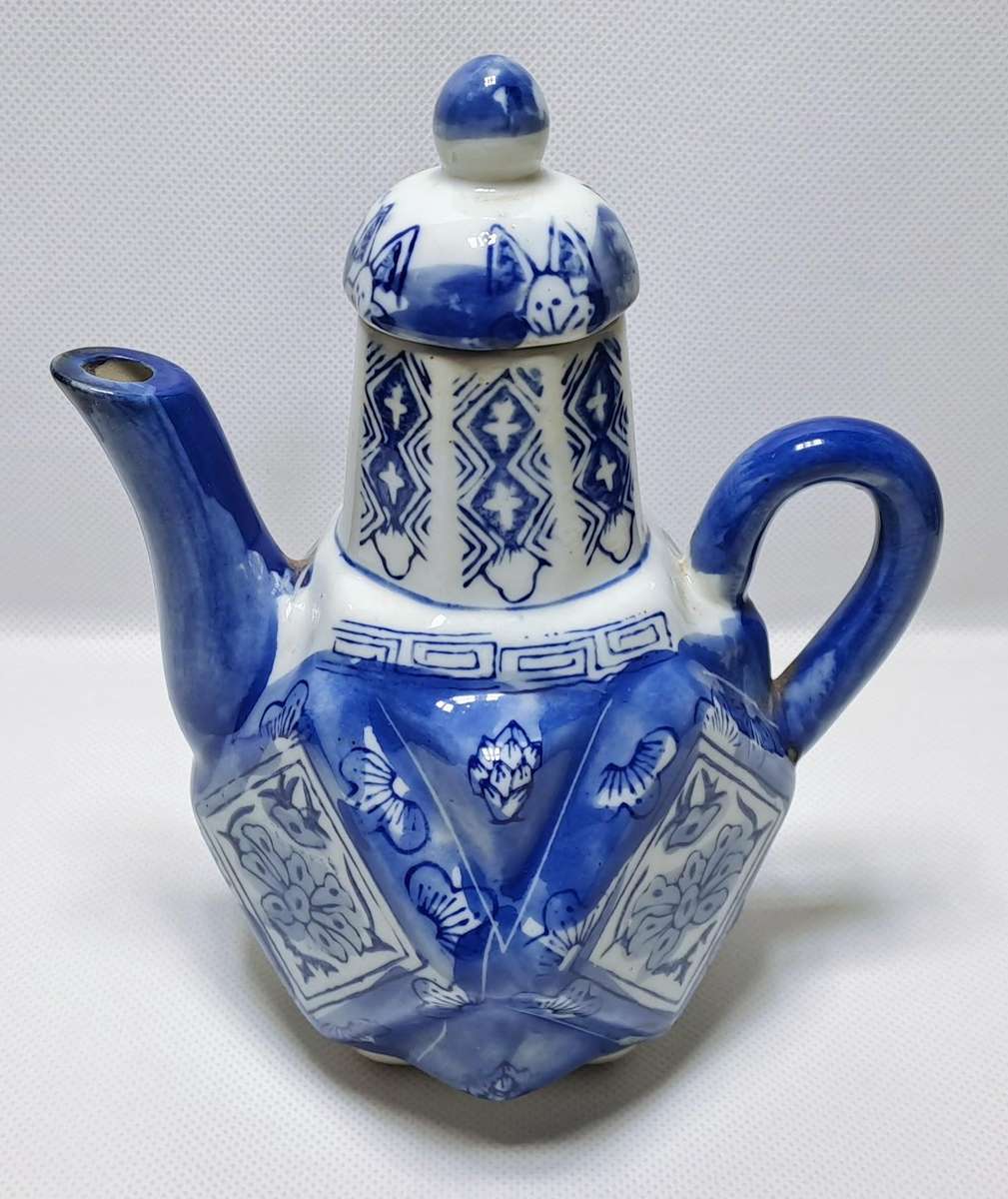 Delft-style Blue and White Decorative Porcelain Teapot (18cm)