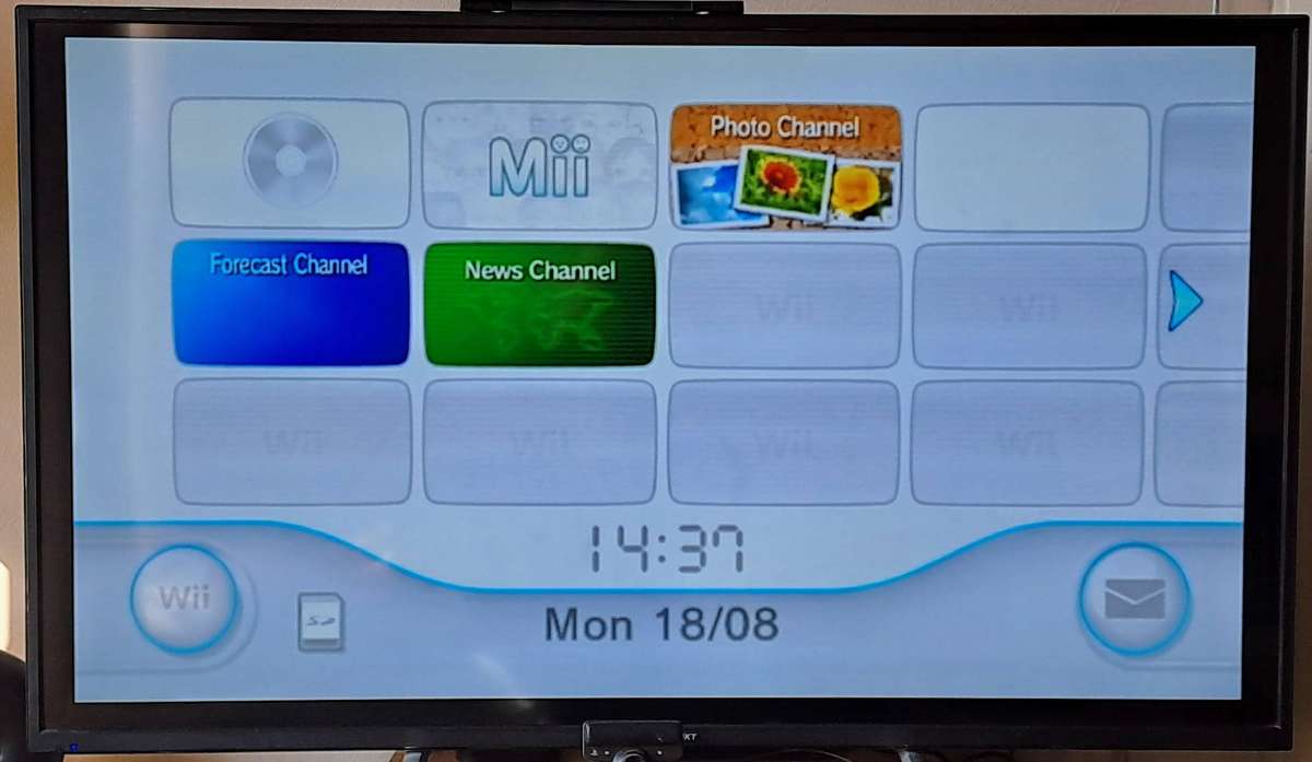 Nintendo Wii (Black & White) Console, games and HDMI Bundle