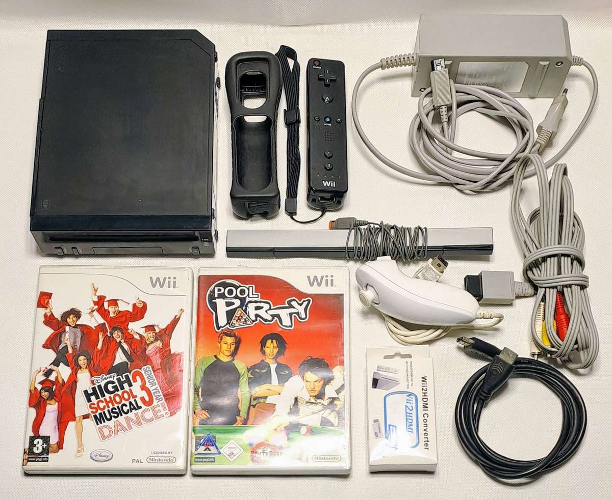 Nintendo Wii (Black & White) Console, games and HDMI Bundle