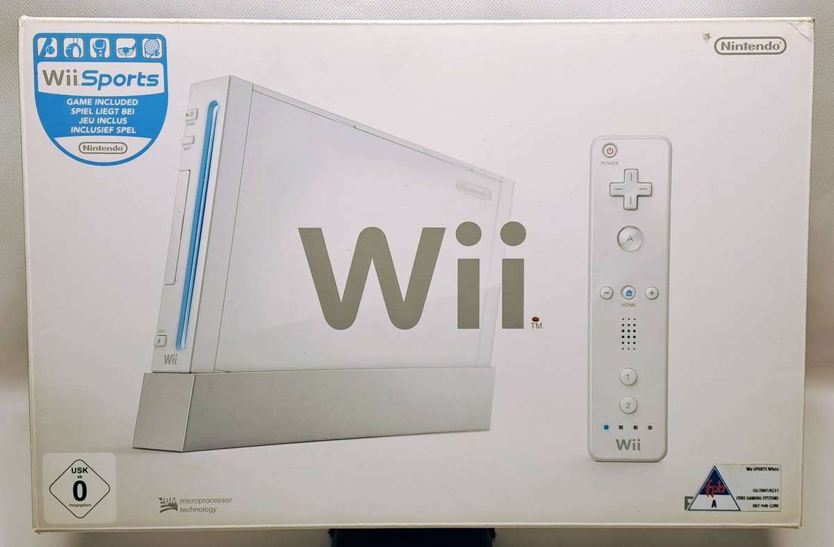 Nintendo Wii (White) Console, Controllers, Games and HDMI Bundle (Retail Boxed)