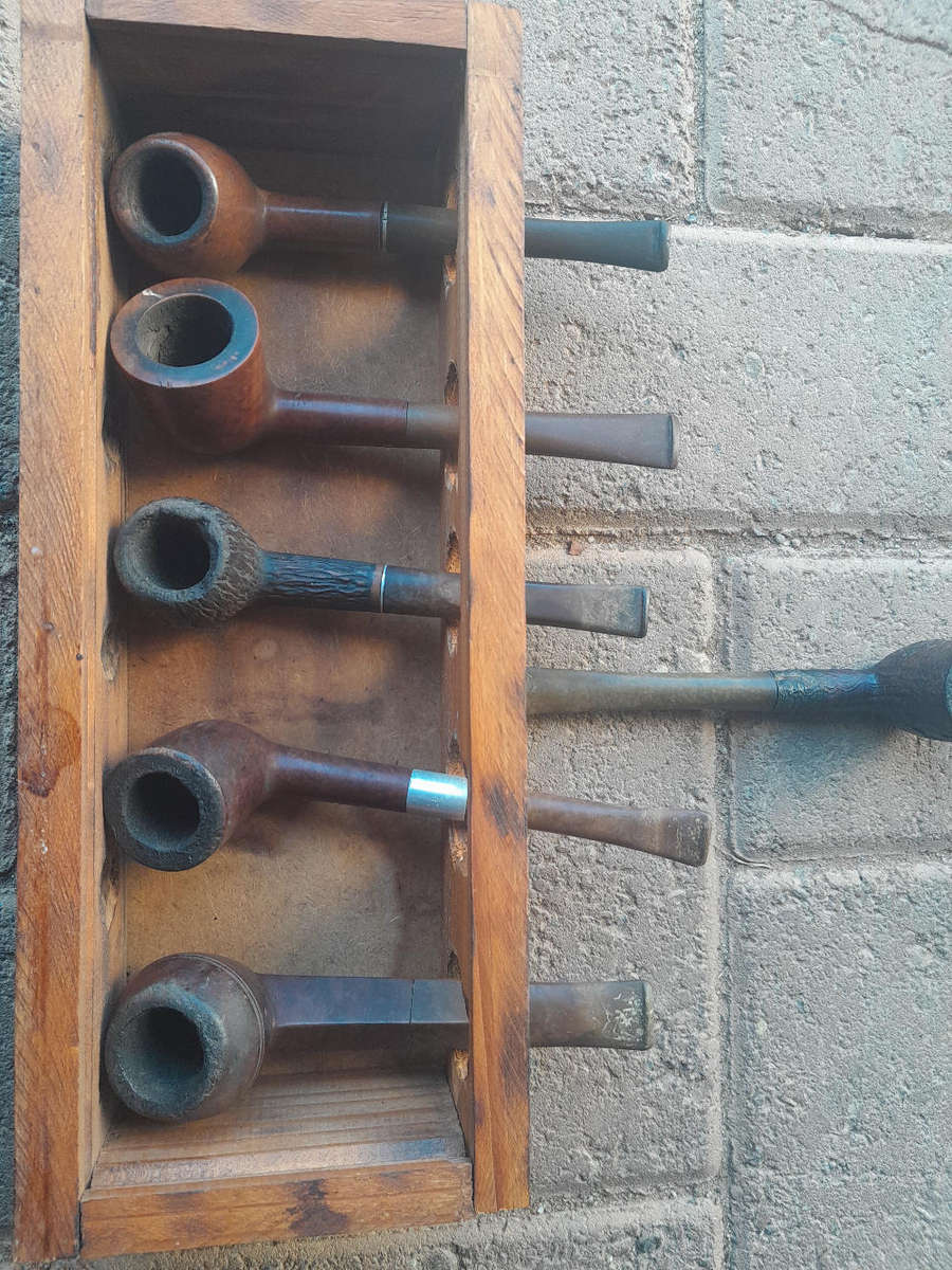 Lot of tobacco pipes.