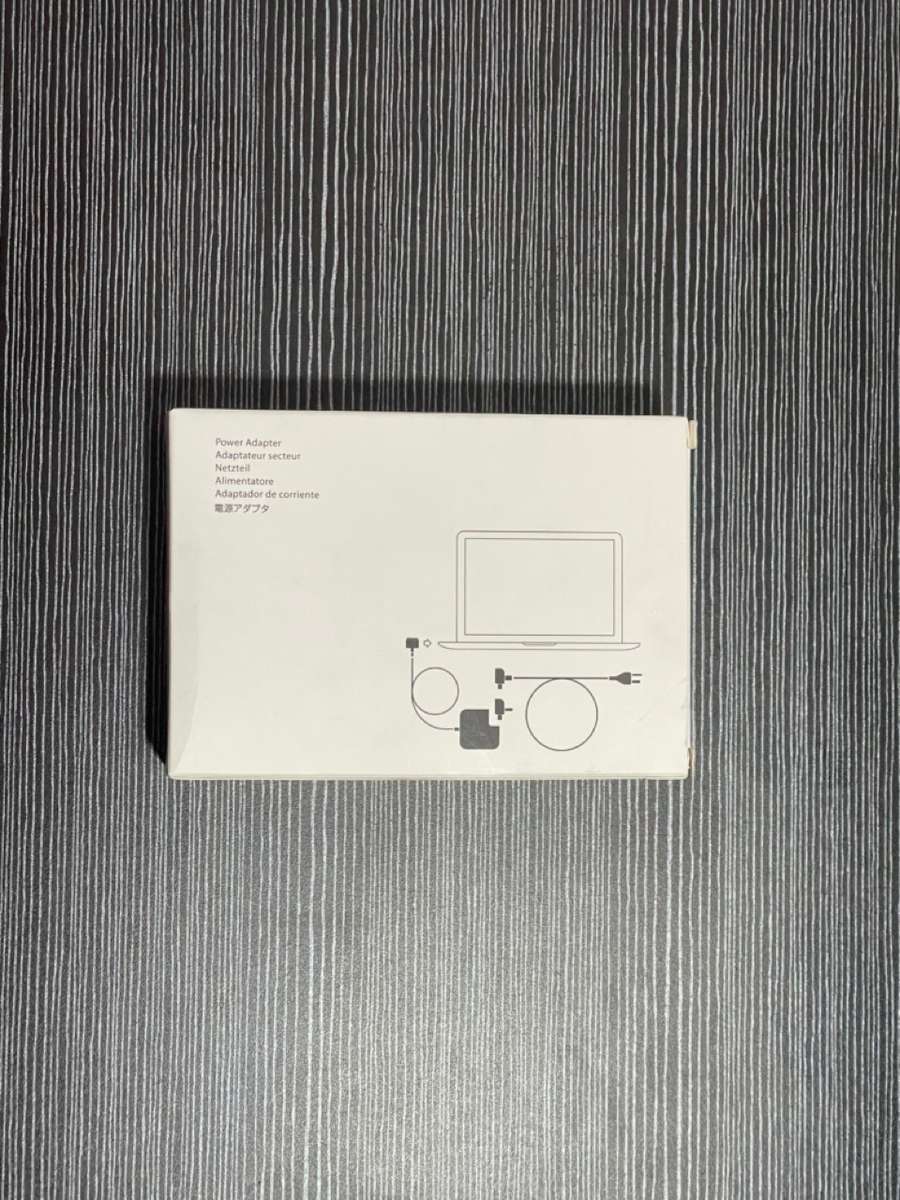 Apple Mackboook Air 2017 Emaculate Condition + 60W Fast Charger