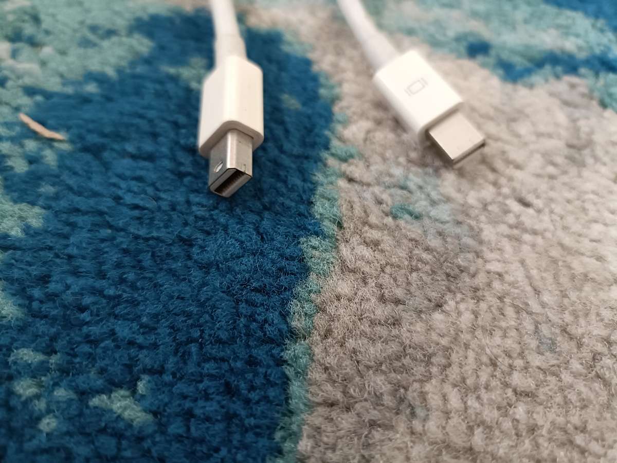 Bulk lot of Apple accessories