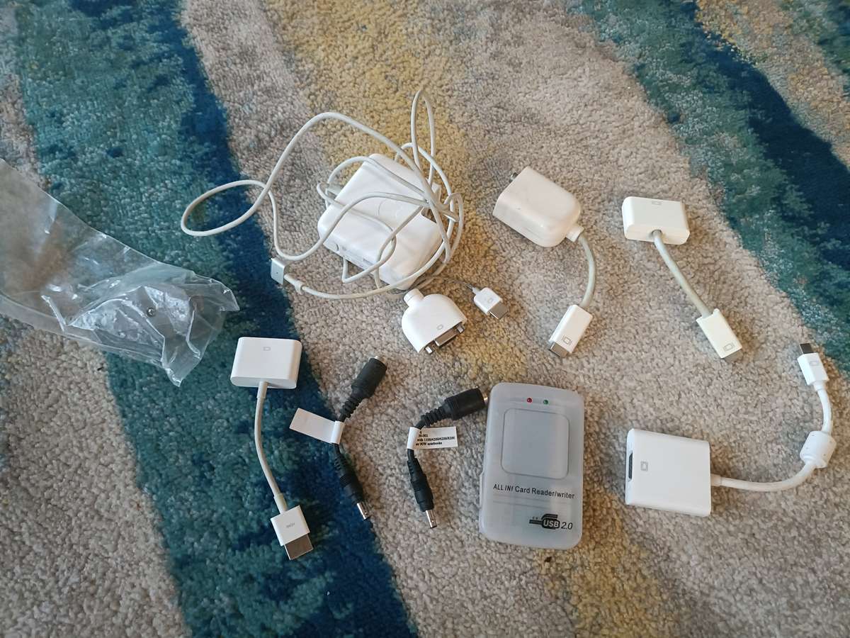 Bulk lot of Apple & other accessories