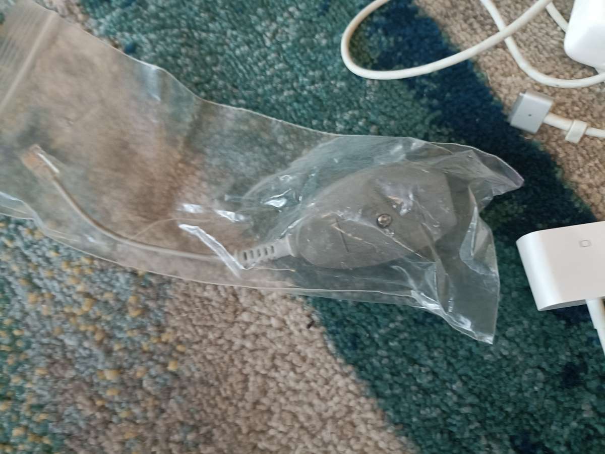 Bulk lot of Apple & other accessories