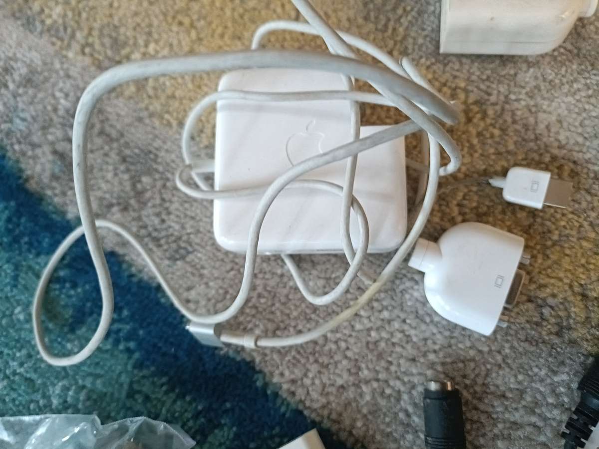 Bulk lot of Apple & other accessories