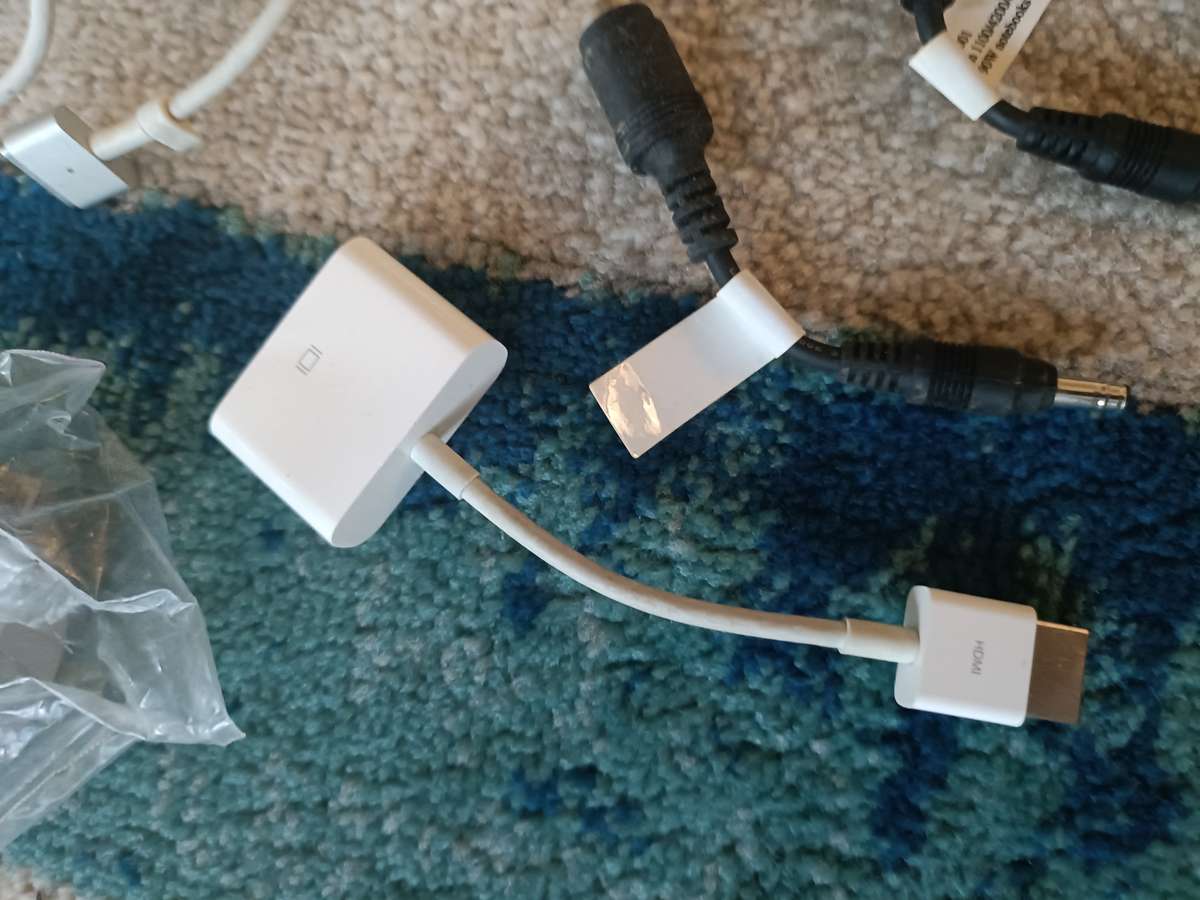 Bulk lot of Apple & other accessories