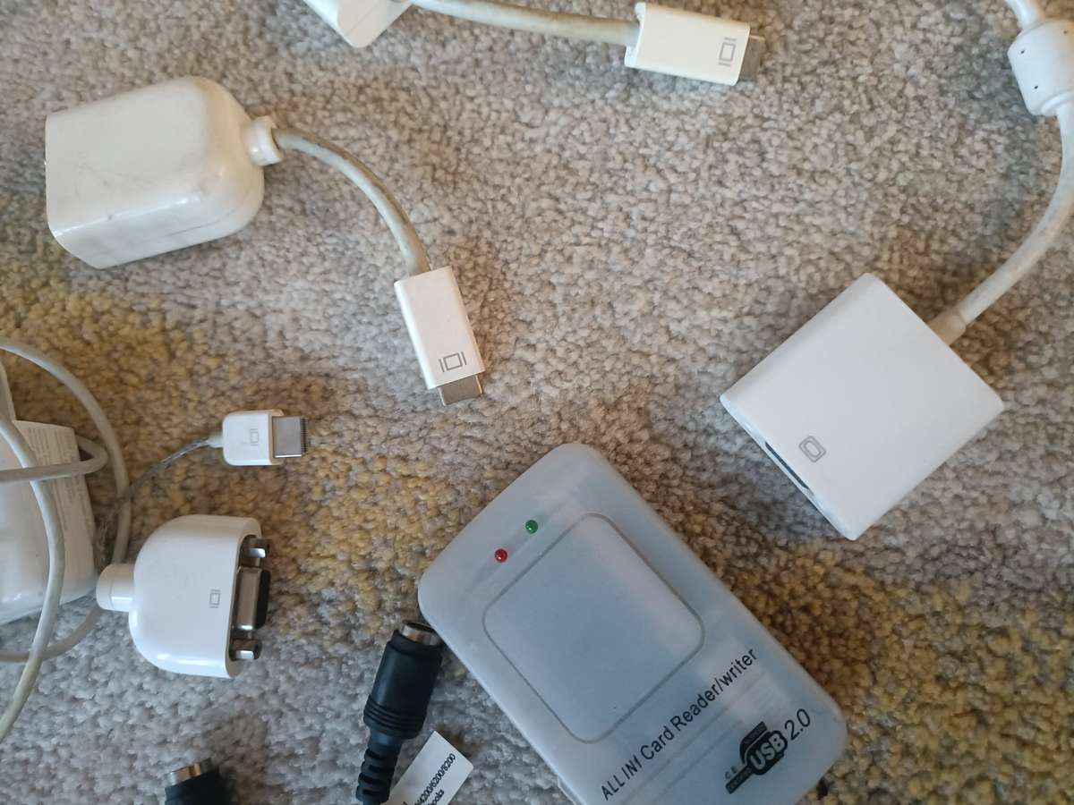 Bulk lot of Apple & other accessories
