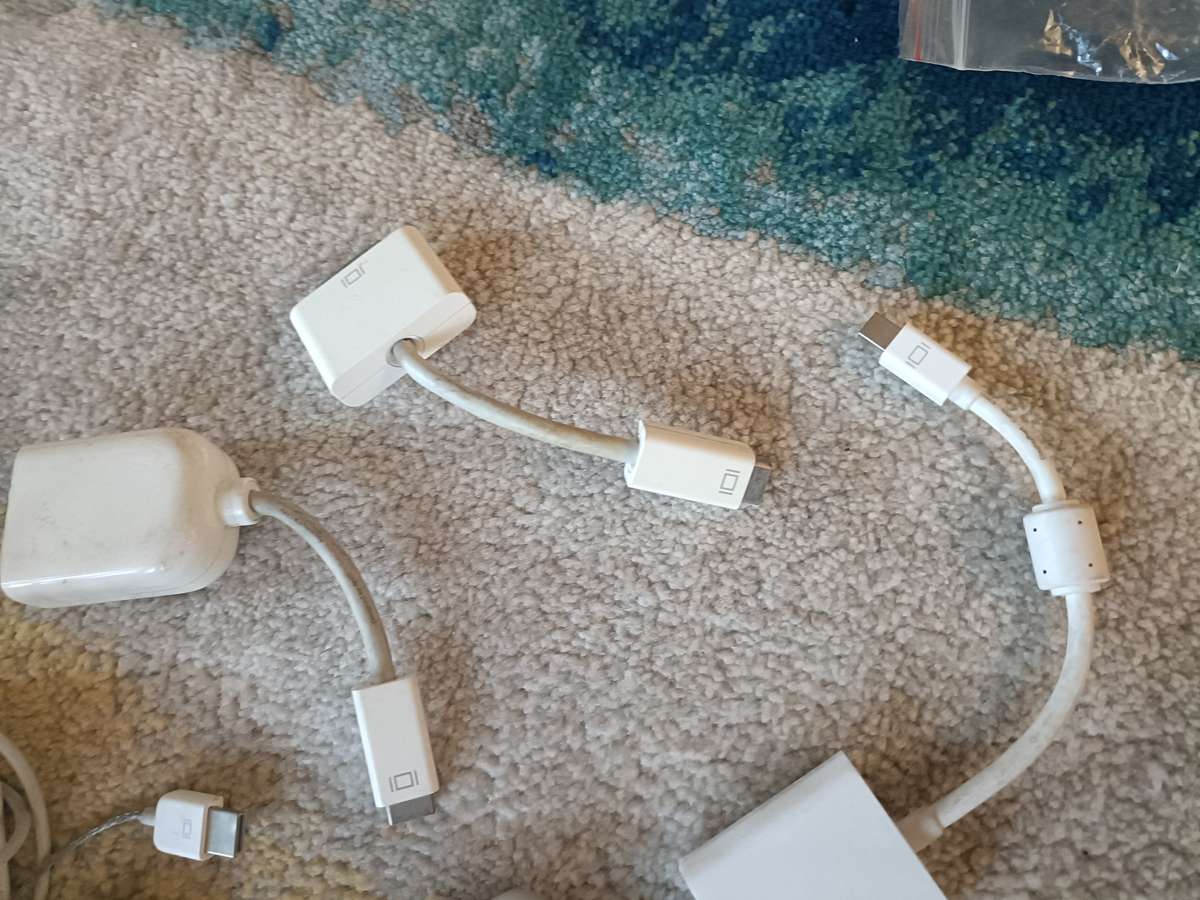 Bulk lot of Apple & other accessories