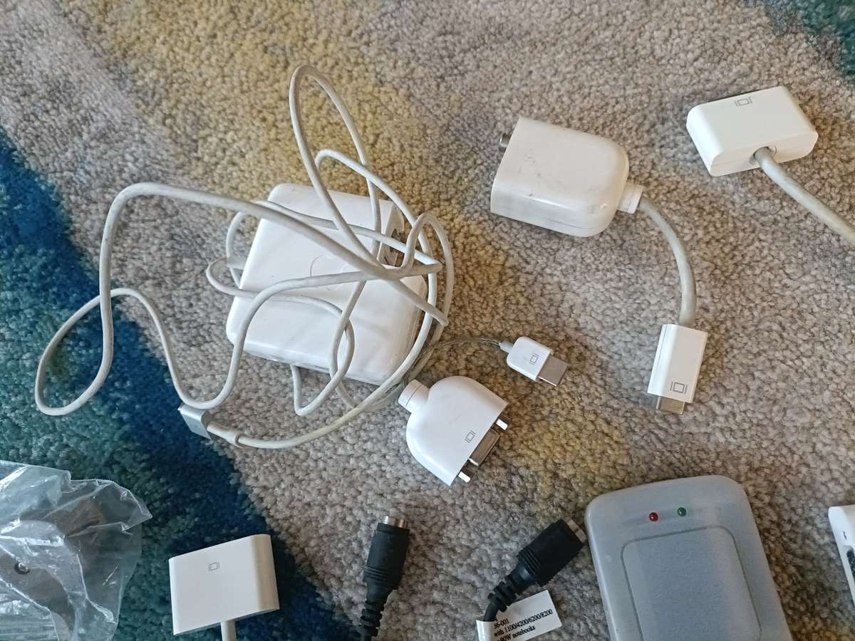Bulk lot of Apple & other accessories