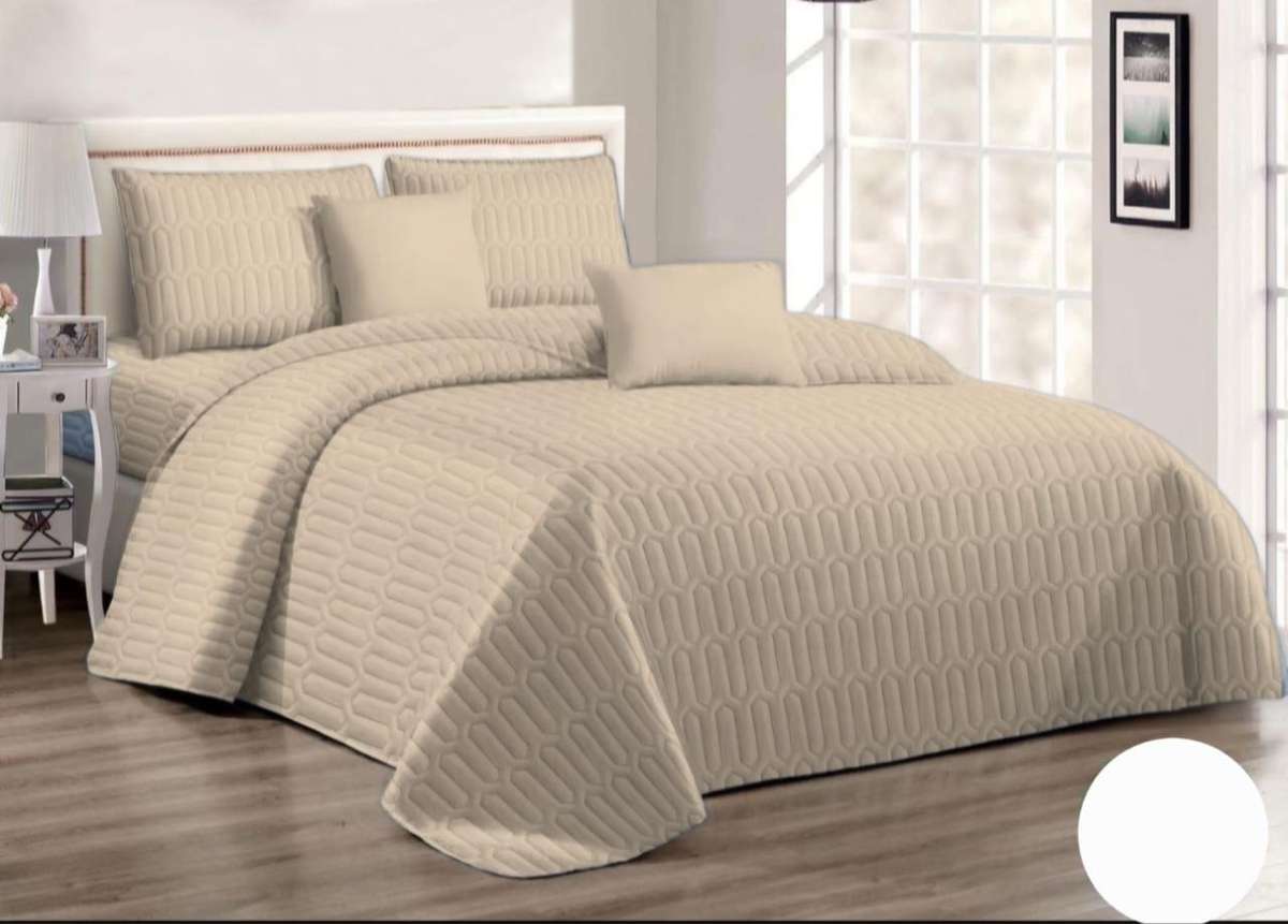 5Pc Beige Queen Set, 1 Bedspread, 2 Standard + 2 Continental pillow cases