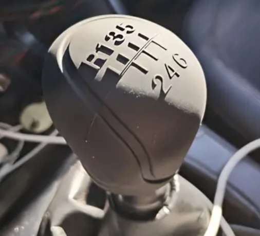 1pc Silicone Gear Shift Knob Cover Gear Shift Non Slip Grip, for 6 Gear R top left, color Black