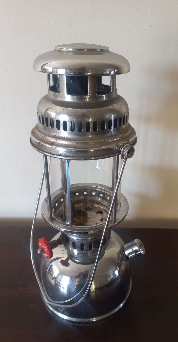 butterfly paraffin lamp in good condoition