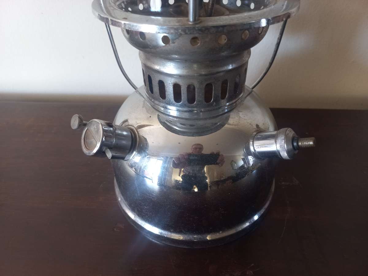 butterfly paraffin lamp in good condoition