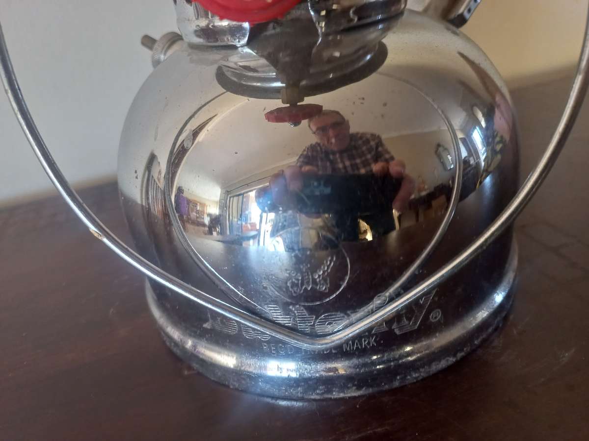 butterfly paraffin lamp in good condoition