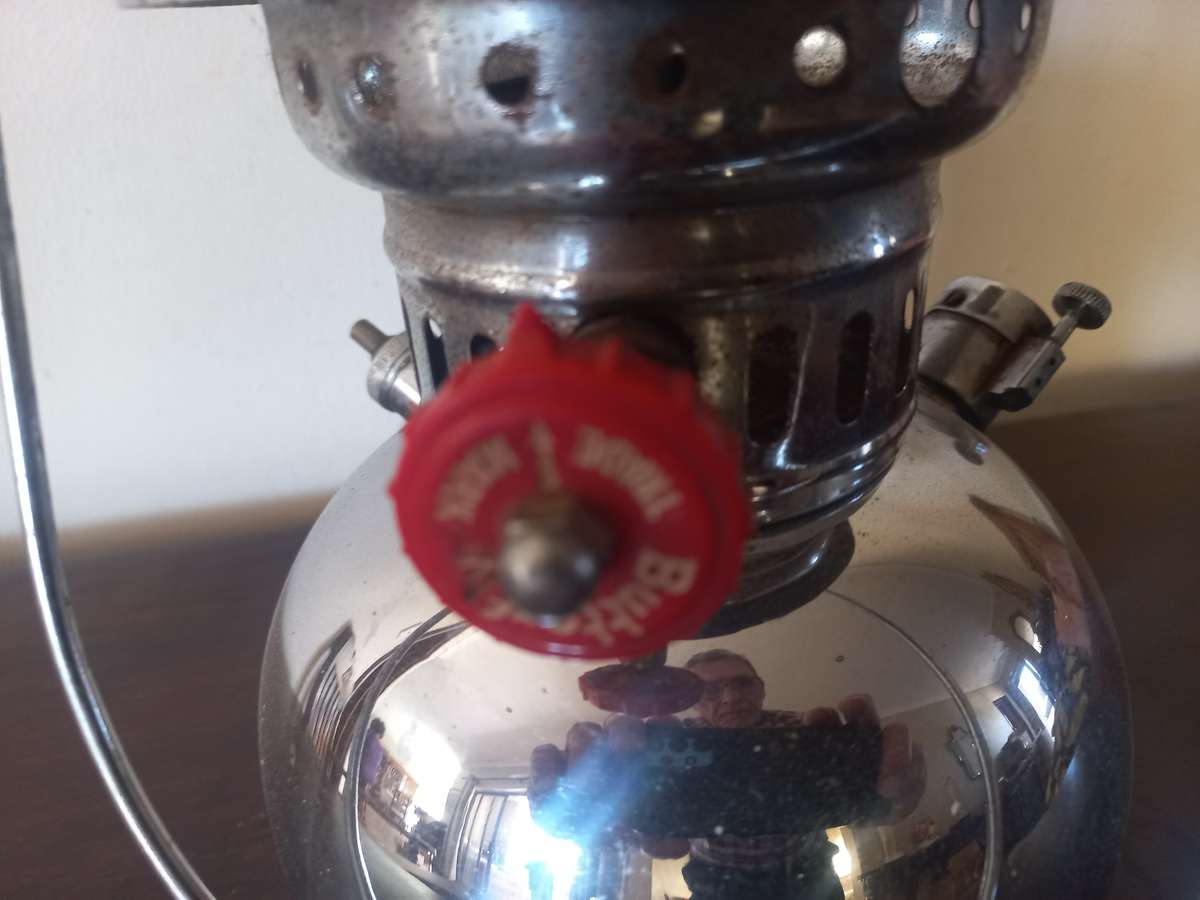 butterfly paraffin lamp in good condoition