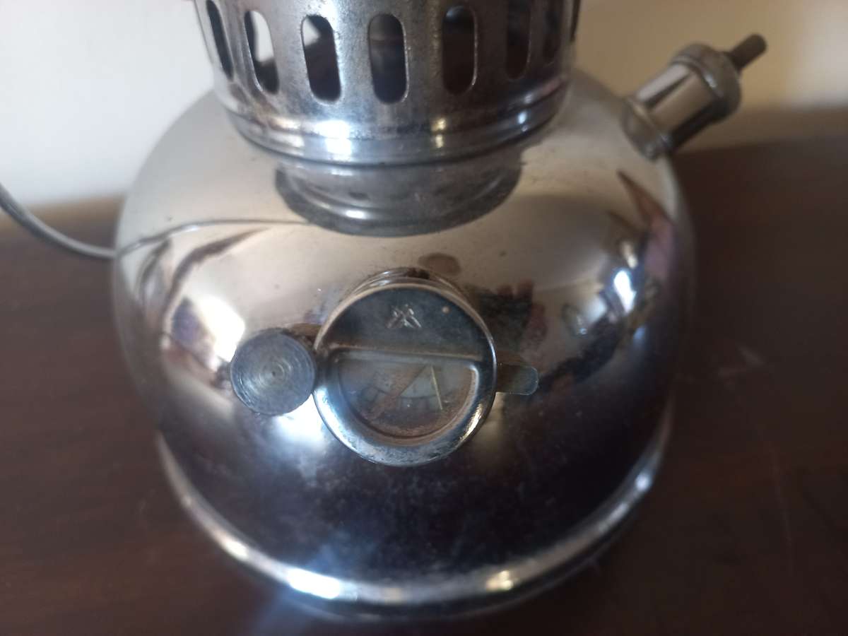 butterfly paraffin lamp in good condoition