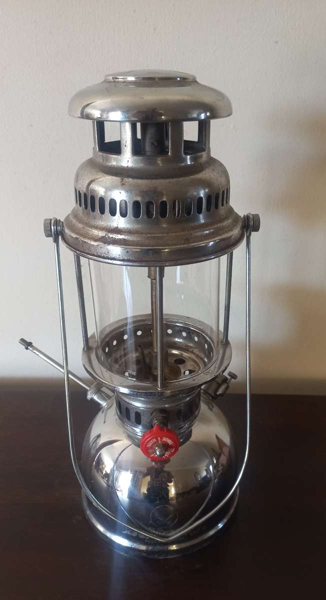 butterfly paraffin lamp in good condoition