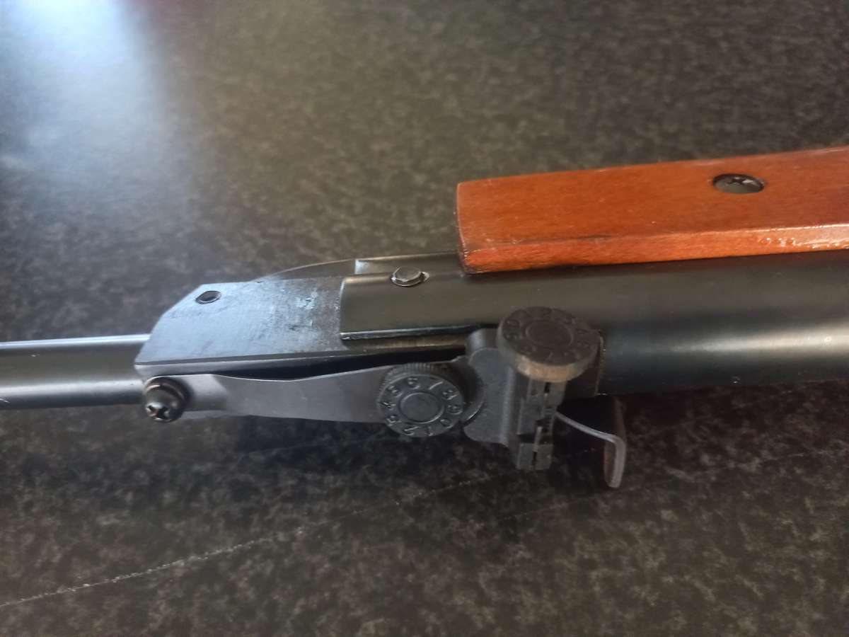 PELLET GUN IN VERY GOOD CONDITION